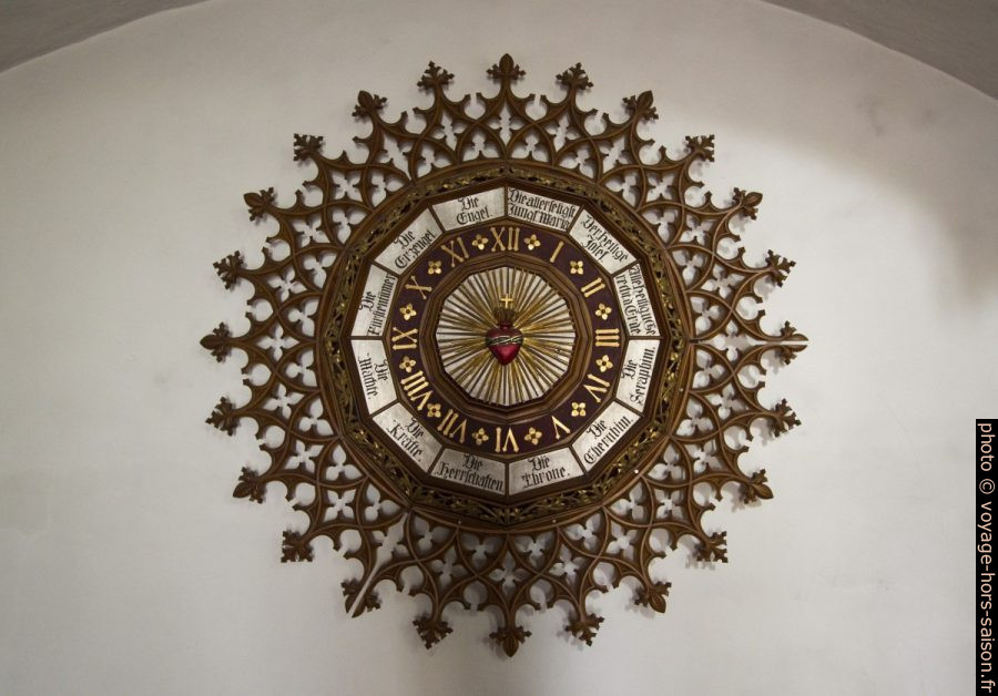 Rosette de bois en style gotique. Photo © André M. Winter