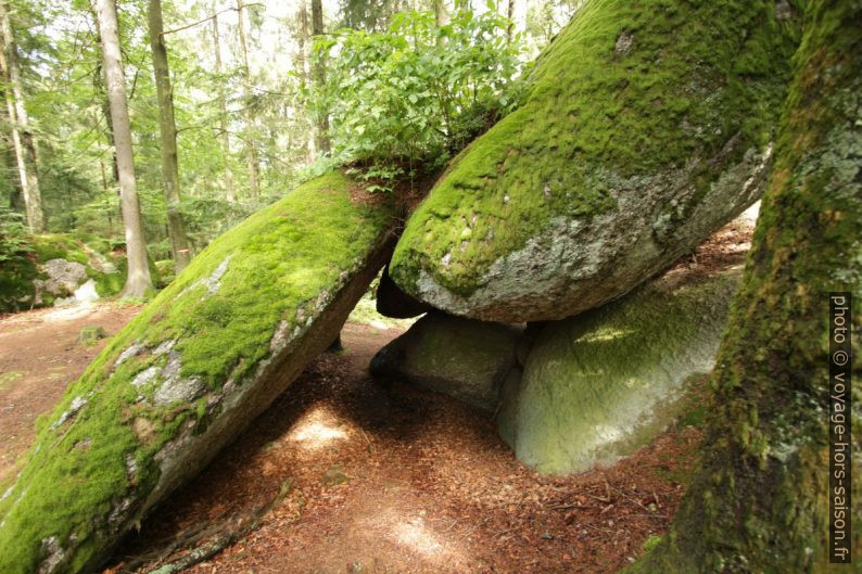 Un passage sous des rochers des Fahrthofer Höhlen. Photo © André M. Winter