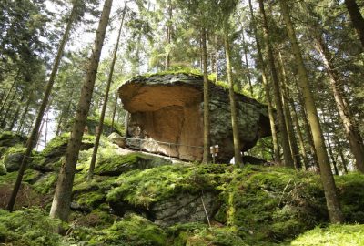 Rocher de la grotte "Höhle des Löwen" à Altmelon. Photo © André M. Winter