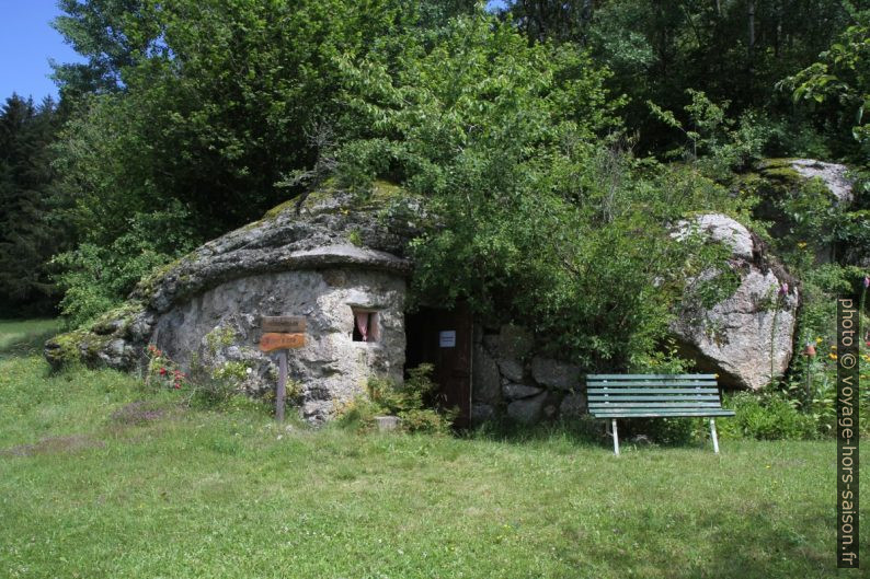 Une grotte transformée en cave. Photo © Alex Medwedeff