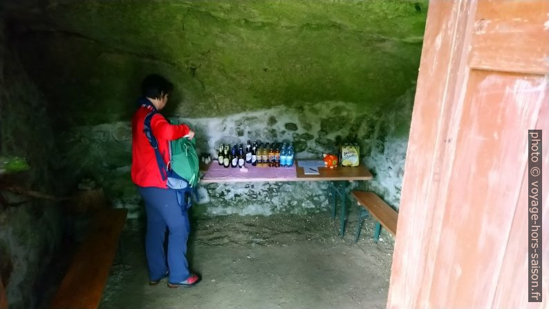 Libre-service de boissons dans la grotte-cave de Kühbichl. Photo © André M. Winter