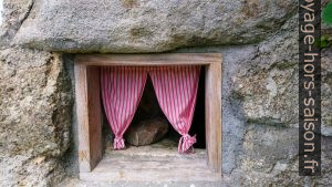 Petite fenêtre avec rideaux à la grotte-cave de Kühbichl. Photo © André M. Winter