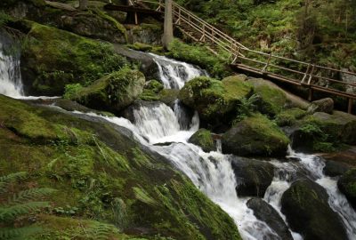 La cascade Lohnbachfall et le chemin qui l'acompagne. Photo © André M. Winter