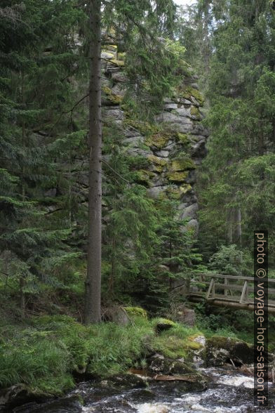 Passerelle et falaise au début de la cascade Höllfall. Photo © Alex Medwedeff