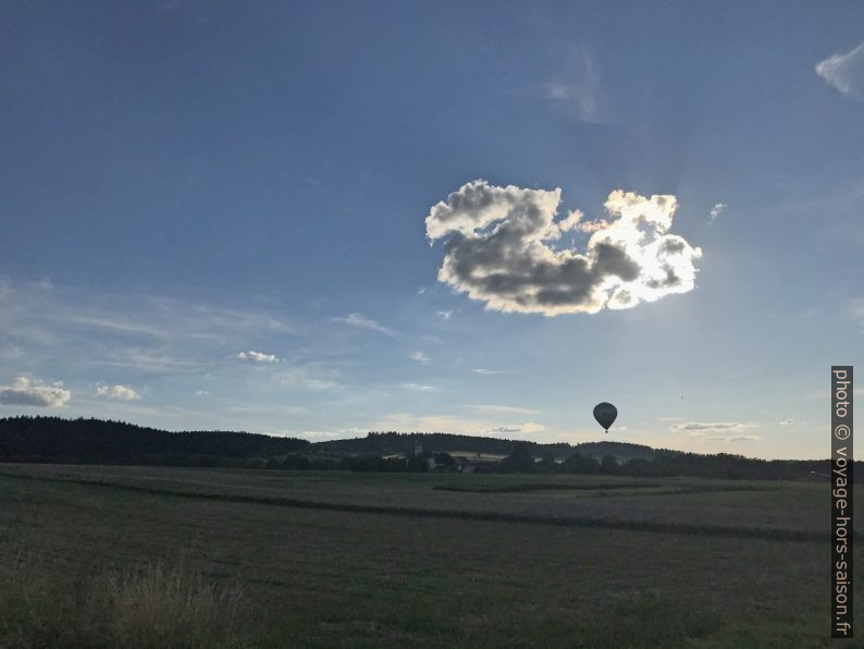 Une montgolfière monte les soir au-dessus de Zwettl. Photo © Alex Medwedeff