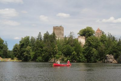 Un canoë canadien devant la Ruine Lichtenfels. Photo © Alex Medwedeff