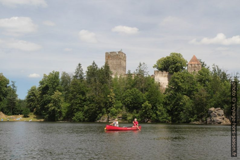 Un canoë canadien devant la Ruine Lichtenfels. Photo © Alex Medwedeff