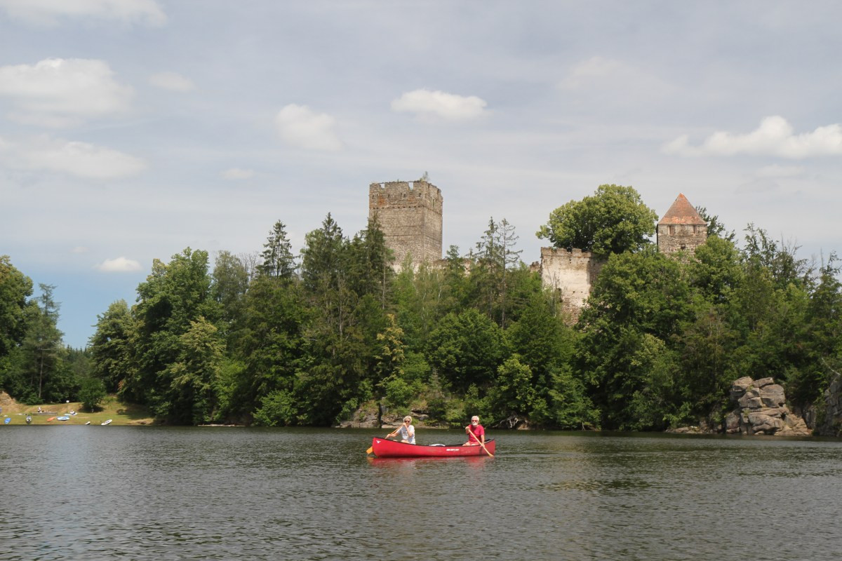 Un canoë canadien devant la Ruine Lichtenfels. Photo © Alex Medwedeff