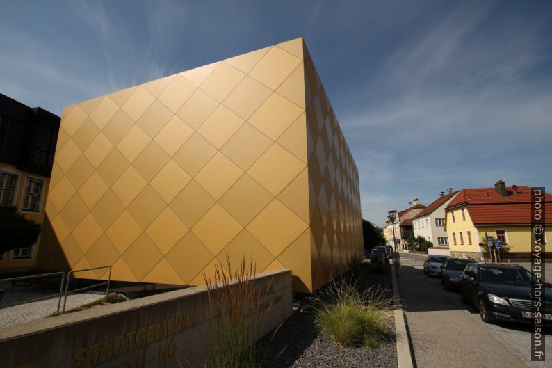 Façade moderne jaune de la maison des associations musicales de Zwettl. Photo © André M. Winter