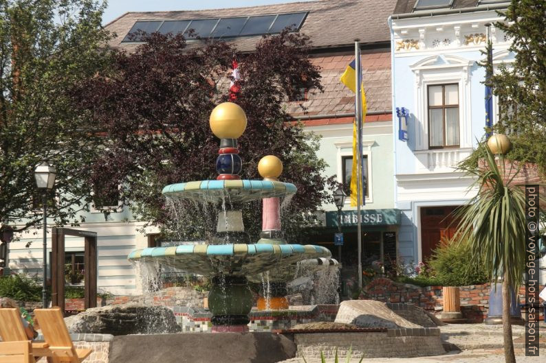 Fontaine Hundertwasserbrunnen à Zwettl. Photo © André M. Winter