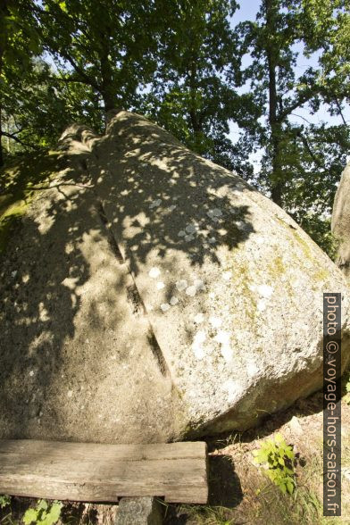 Bloc de granite préparé à faire sauter par gonflement de bois. Photo © André M. Winter