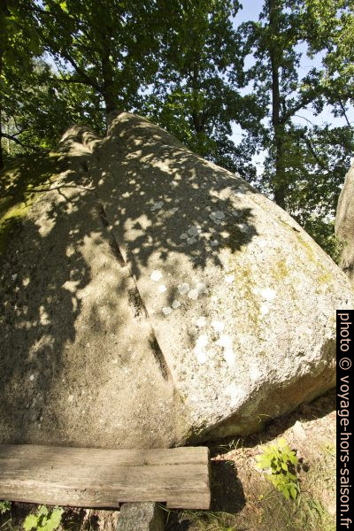 Bloc de granite préparé à faire sauter par gonflement de bois. Photo © André M. Winter