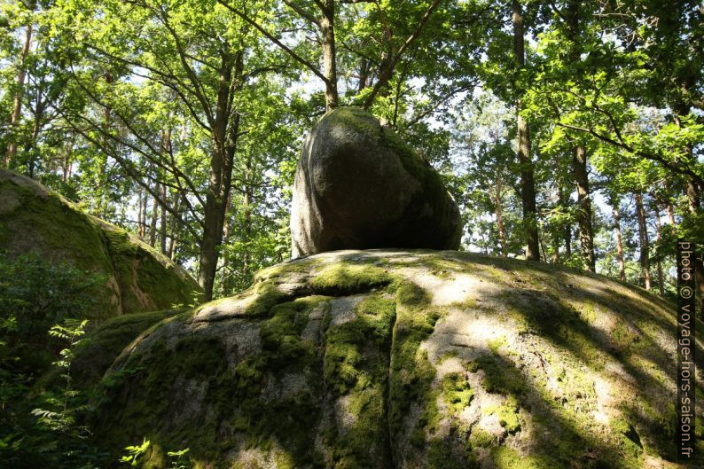 Pierre branlante sur un rocher plus grand à Gmünd. Photo © André M. Winter