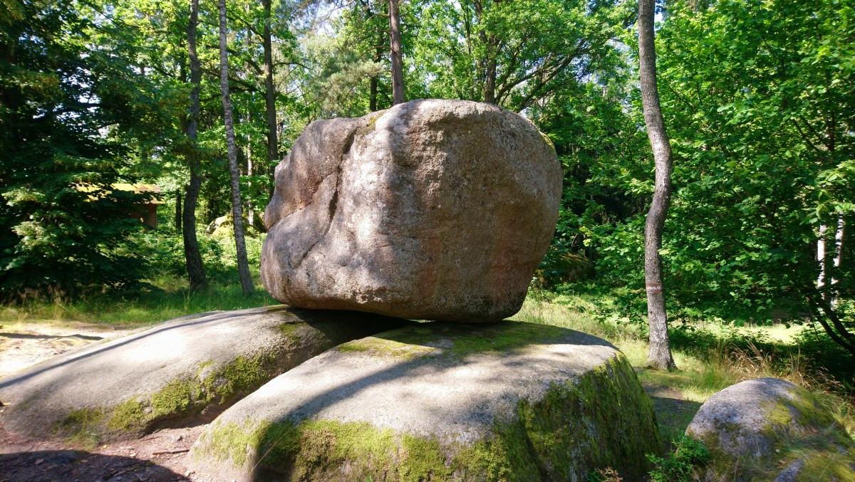 Pierre branlante dans la lande de Gmünd. Photo © André M. Winter