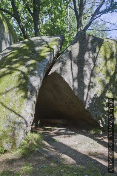 Banc inconfortable dans une grotte formée par deux rochers. Photo © Alex Medwedeff