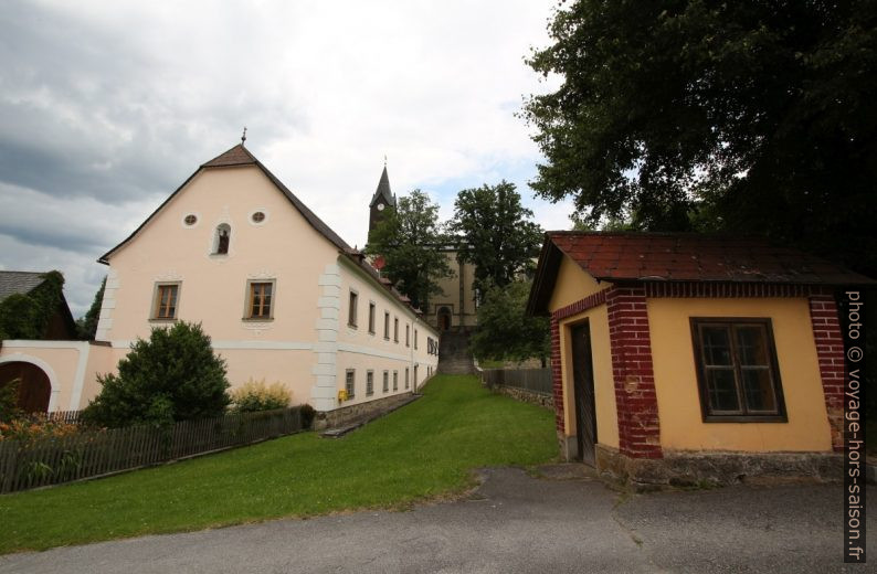 Le presbytère de l'église St. Wolfgang au fond. Photo © André M. Winter