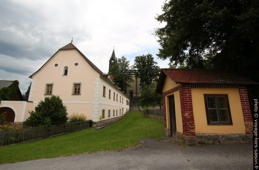 Le presbytère de l'église St. Wolfgang au fond. Photo © André M. Winter