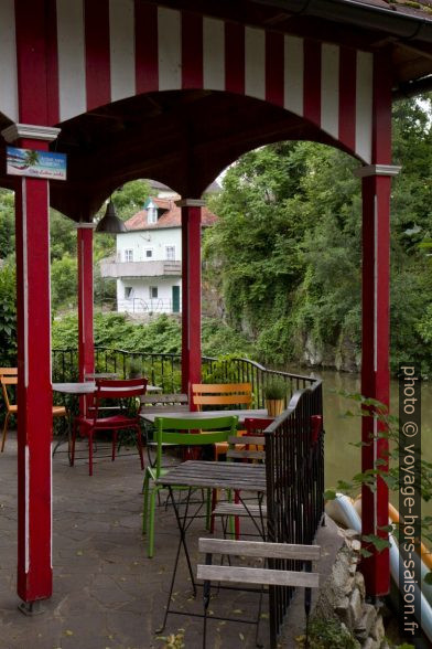 Terrasse du café Das Bachmann dans le bain fluvial à Plank am Kamp. Photo © Alex Medwedeff