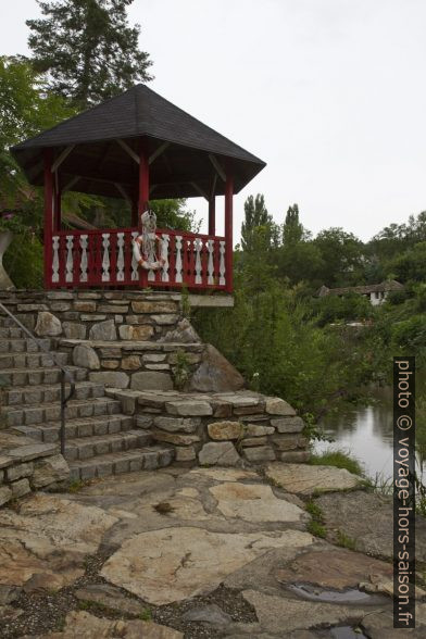 Pavillon en bordure de la rivière Kamp . Photo © Alex Medwedeff