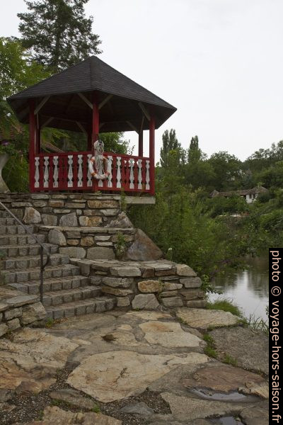 Pavillon en bordure de la rivière Kamp . Photo © Alex Medwedeff