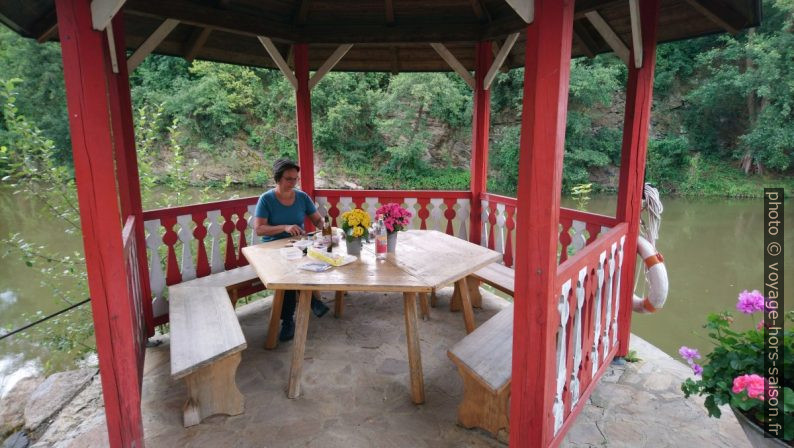 Alex dans le pavillon hexagonal au bord de la rivière Kamp. Photo © André M. Winter