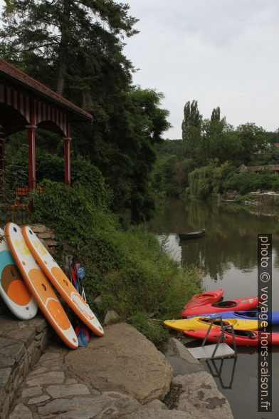 Stand-Up-Paddles et kayaks à Plank am Kamp. Photo © Alex Medwedeff