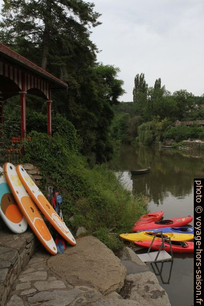 Stand-Up-Paddles et kayaks à Plank am Kamp. Photo © Alex Medwedeff