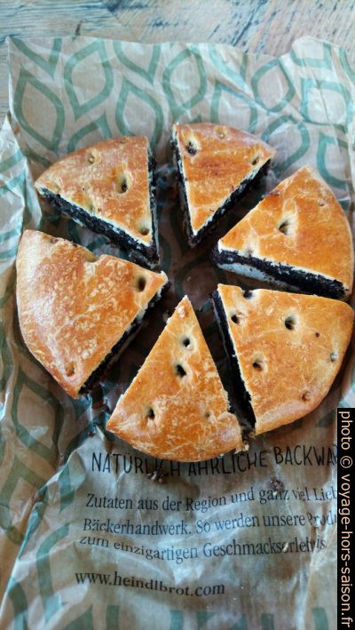 La pâtisserie Waldviertler Mohnzelten coupé en six morceau. Photo © André M. Winter