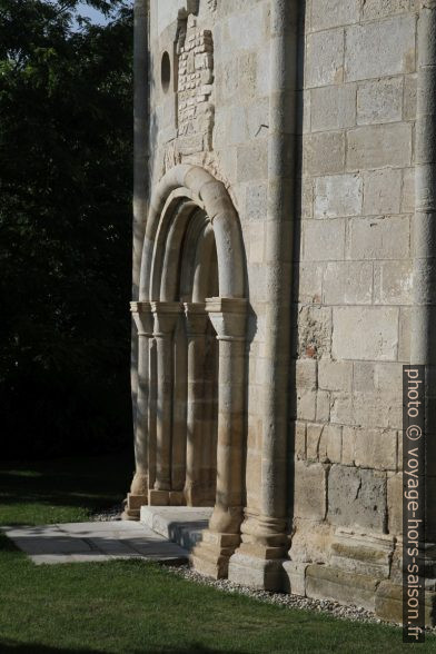 Porte de chapelle romane ronde Jean le Baptiste à Petronell. Photo © Alex Medwedeff