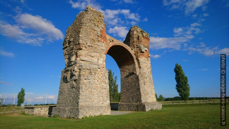 Porte romaine des Païens à Carnuntum. Photo © André M. Winter