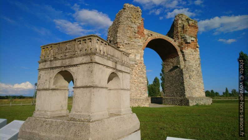 Modèle et la Porte des Païens de Carnuntum. Photo © André M. Winter