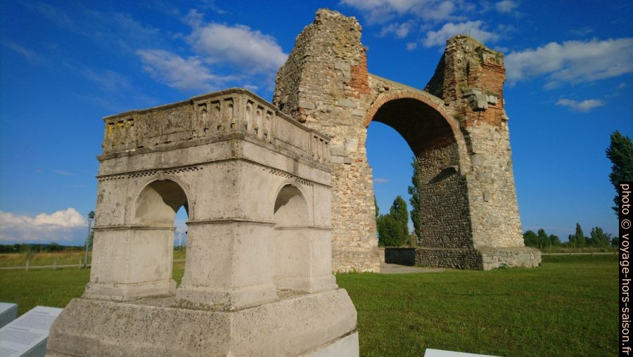 Modèle et la Porte des Païens de Carnuntum. Photo © André M. Winter