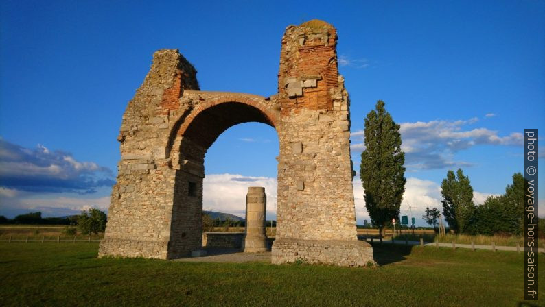 Le piédestal au centre de la Porte des Païens de Carnuntum. Photo © André M. Winter