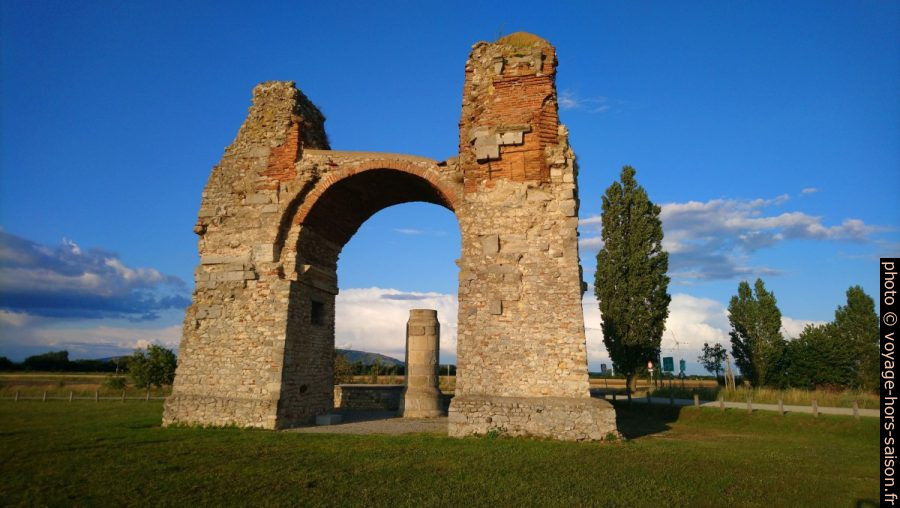 Le piédestal au centre de la Porte des Païens de Carnuntum. Photo © André M. Winter