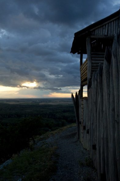 Reconstruction d'un fort celte sur le Braunsberg. Photo © Alex Medwedeff