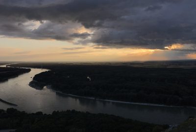 Coucher de soleil vu du Braunsberg à Hainburg. Photo © Alex Medwedeff