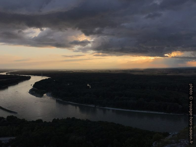 Coucher de soleil vu du Braunsberg à Hainburg. Photo © Alex Medwedeff