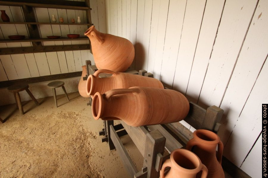 Des amphores dans la maison du marchand d'huiles à Carnuntum. Photo © André M. Winter