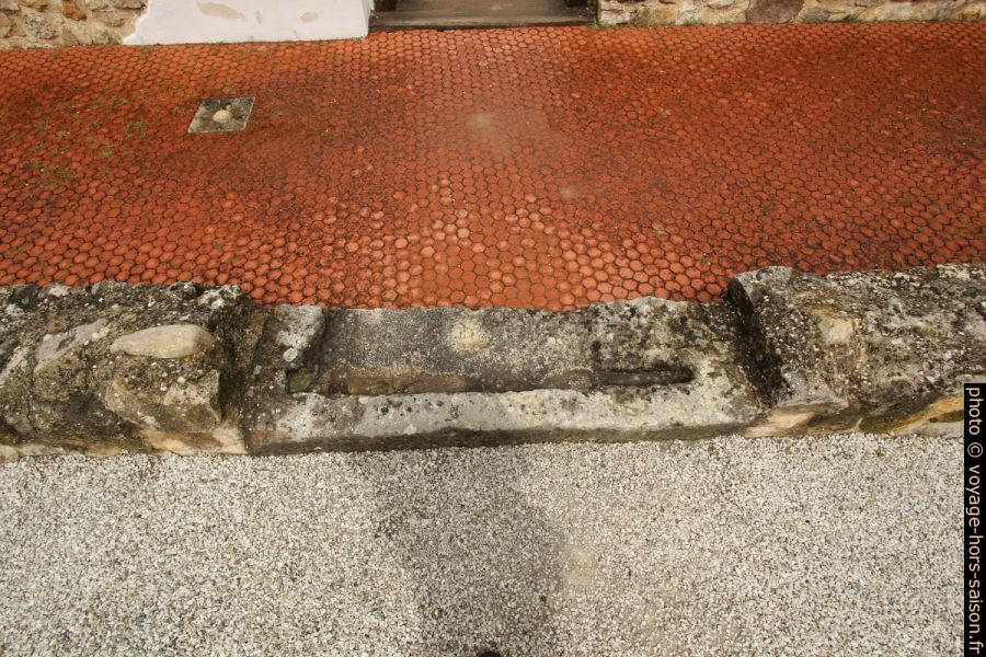 Seuil de porte et carrelage hexagonal dans la maison du marchand d'huiles. Photo © André M. Winter