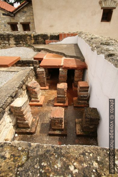 Détails d'un chauffage au sol dans la maison du marchand d'huiles à Carnuntum. Photo © André M. Winter