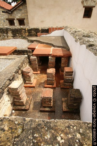 Détails d'un chauffage au sol dans la maison du marchand d'huiles à Carnuntum. Photo © André M. Winter