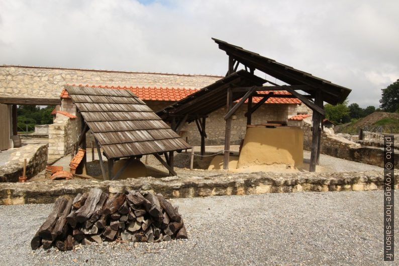 Fourneaux dans la cour de la maison de Lucius à Carnuntum. Photo © André M. Winter