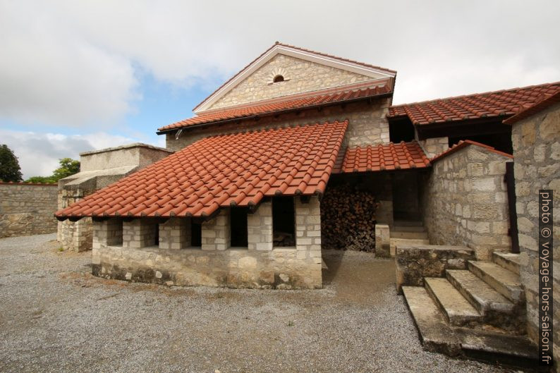 Four extérieur couvert des petites thermes de Carnuntum. Photo © André M. Winter