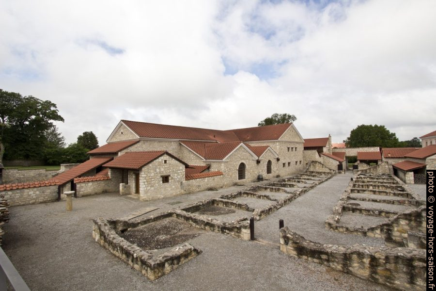 Murs de fondation d'une auberge à Carnuntum. Photo © André M. Winter