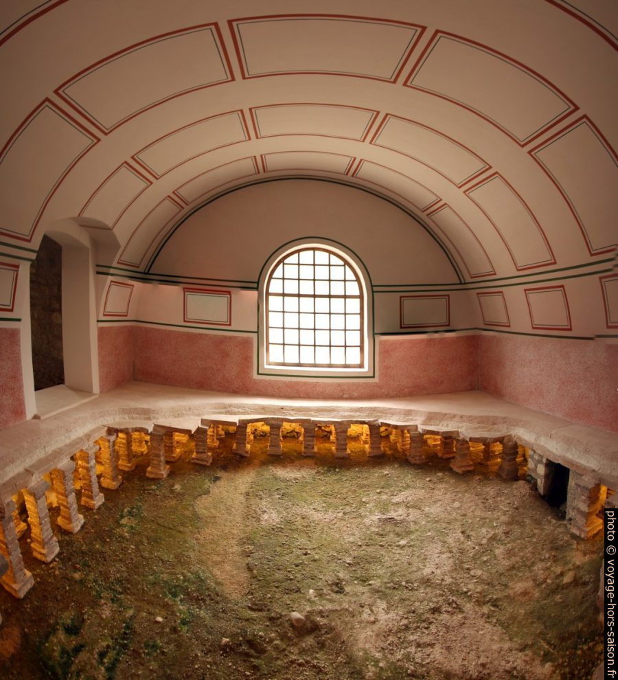 Voûte et chauffage au sol dans les petites thermes de Carnuntum. Photo © André M. Winter