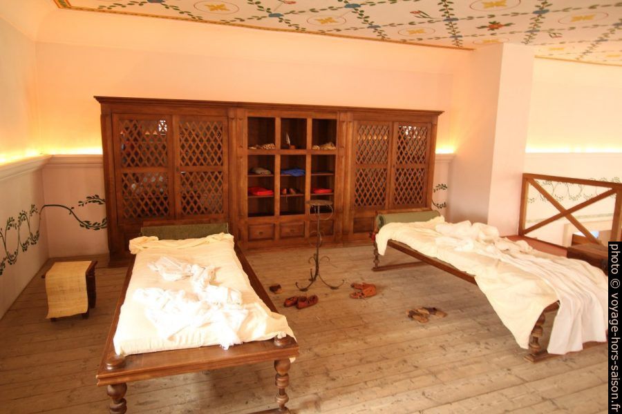 Lits et une armoire sur la mezzanine de la Basilika Therarum de Carnuntum. Photo © André M. Winter