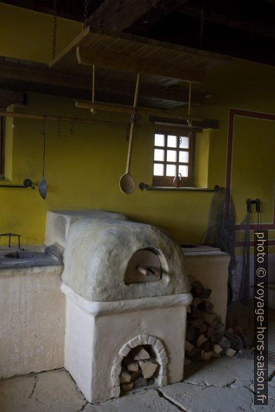 Four du thermopolium des petites thermes de Carnuntum. Photo © Alex Medwedeff