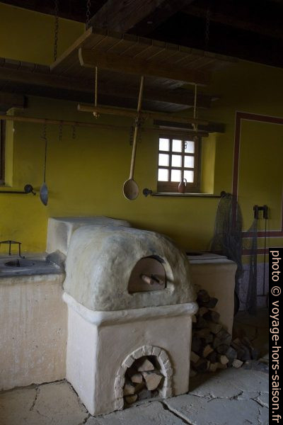 Four du thermopolium des petites thermes de Carnuntum. Photo © Alex Medwedeff