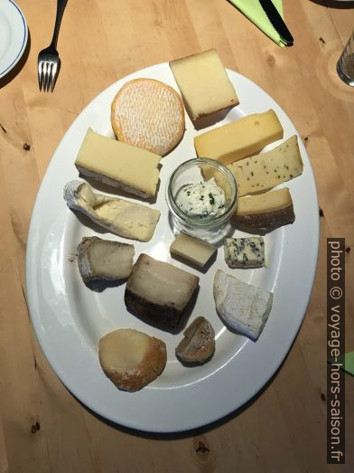 Un plat de fromages. Photo © Alex Medwedeff