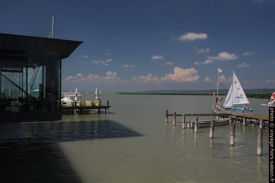 La seule vue publique sur le lac Neusieldersee dans la commune de Neusiedl. Photo © Alex Medwedeff